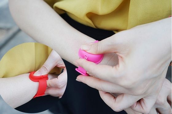 Κίνα 2 υπαίθριο απολυμαντικό αντισηπτικό βραχιολιών σιλικόνης ύφους για Sanitizer χεριών Wristband χεριών το φορητό σαπούνι Δ υπο--συσκευασίας προμηθευτής